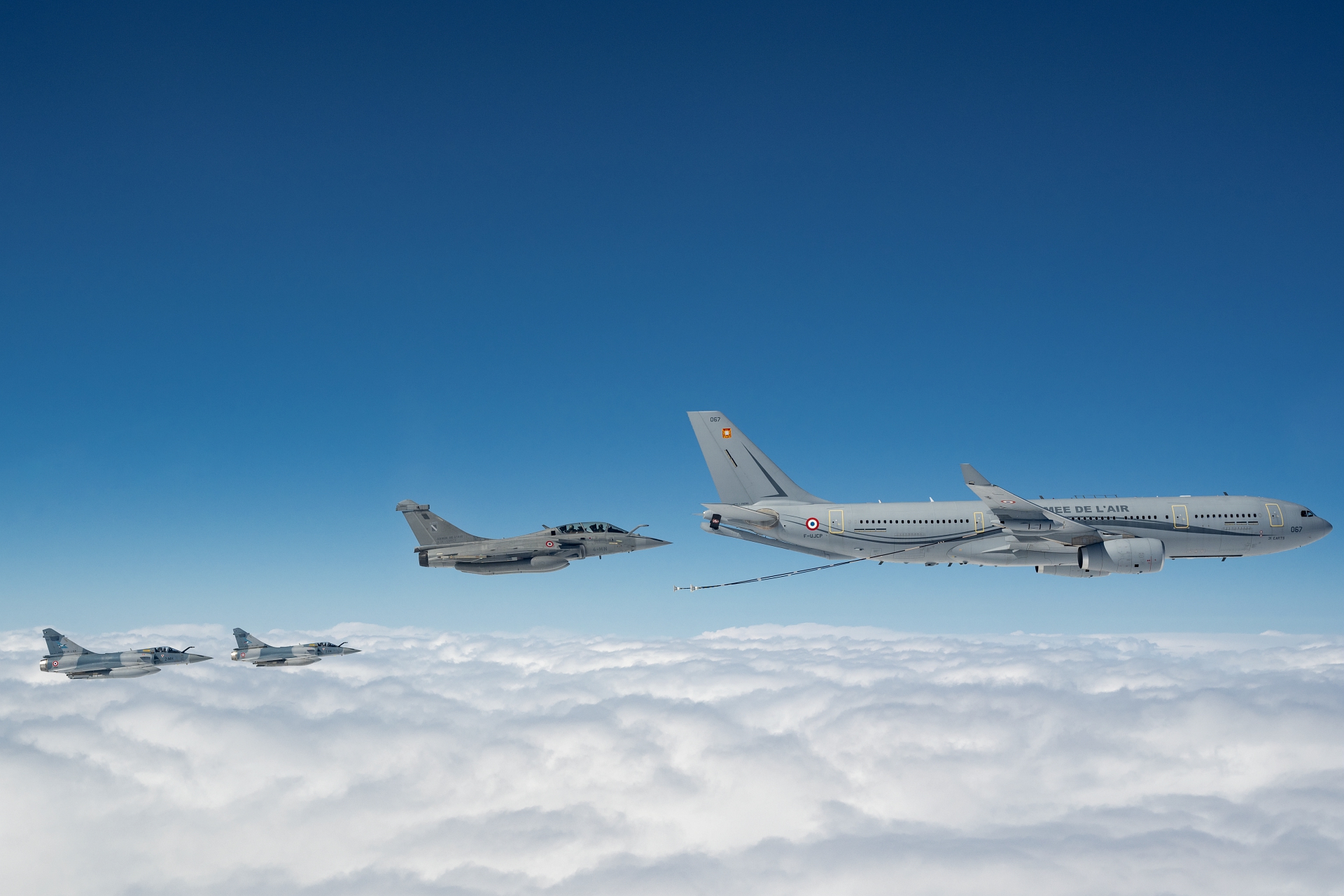 Photo décorative du formulaire de contact. Un Rafale B de la 4e escadre de chasse, deux Mirage 2000-5F de l'escadron de chasse 1/2 "Cigognes" et un A330 multi-role tanker transport (MRTT) "Phénix" de la 31e escadre aérienne de ravitaillement et de transport stratégique (EARTS) volent en formation au-dessus du centre de la France